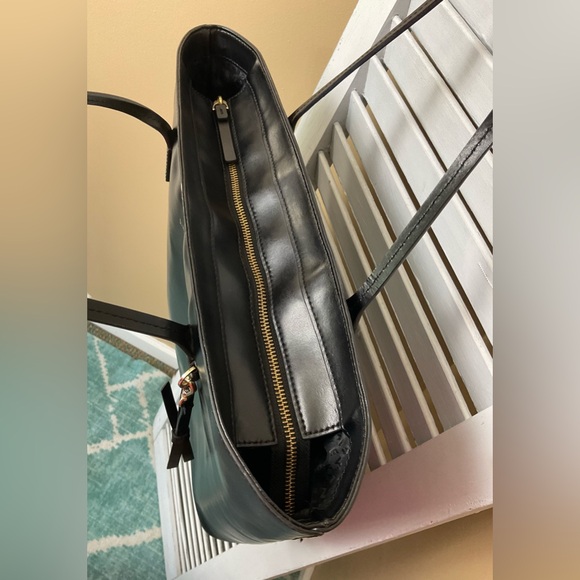 ♠️KATE SPADE Black Tote with Sleek Design & Bow Hang Charm - Picture 8 of 12